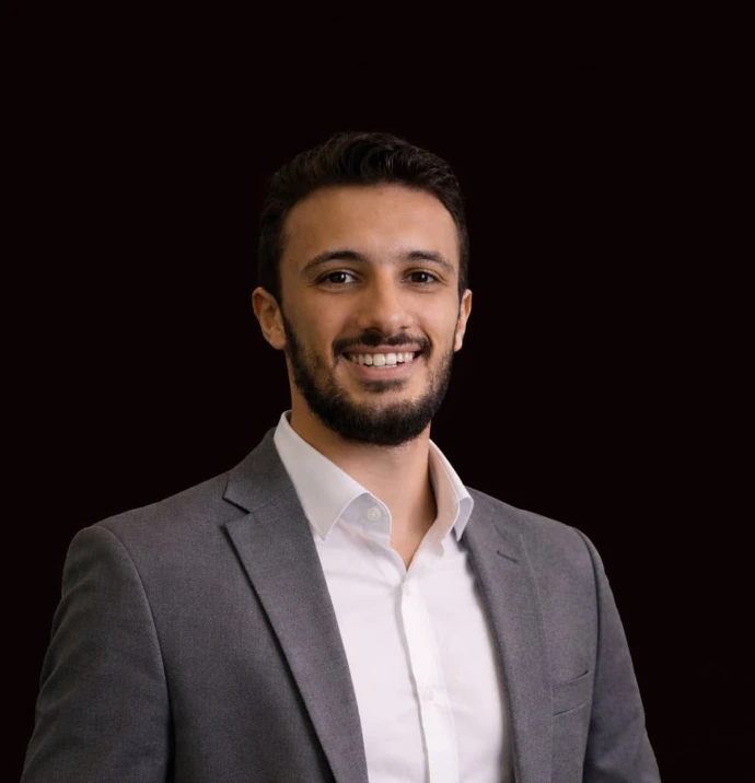 صورة لعلي بكر، مصمم الجرافيك في فريق طاهر مصطفى للتسويق الرقمي